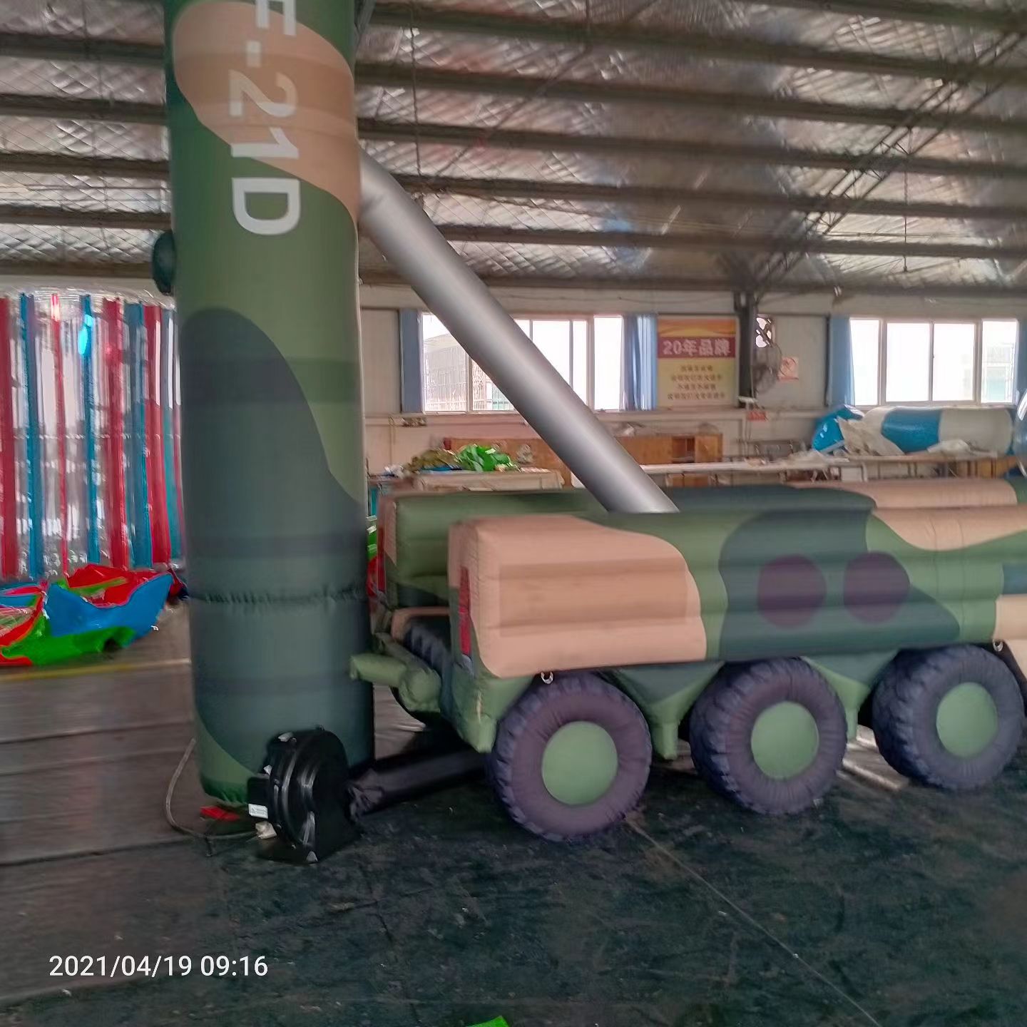 萨尔图军事演习中的充气目标车辆：模拟发射车雷达车坦克飞机